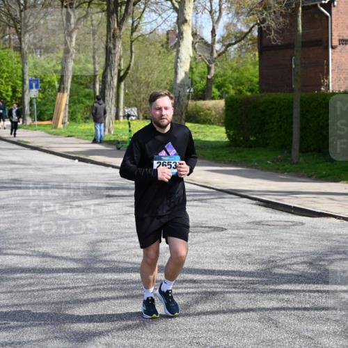 12.04.2026 - 45. Internationalen Wilhelmsburger Insellauf J. Mangold http://msf.ph/oto/9473140 12.04.2026 11:36:05 Ziel 4174, 2653, 2428, 2427 meine-sportfotos.de