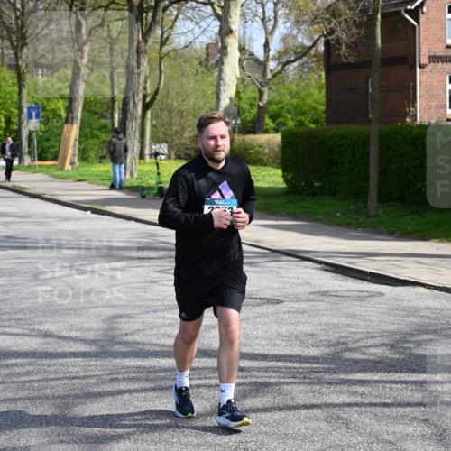 12.04.2026 - 45. Internationalen Wilhelmsburger Insellauf J. Mangold http://msf.ph/oto/9473143 12.04.2026 11:36:05 Ziel 4174, 2653, 2428, 2427 meine-sportfotos.de
