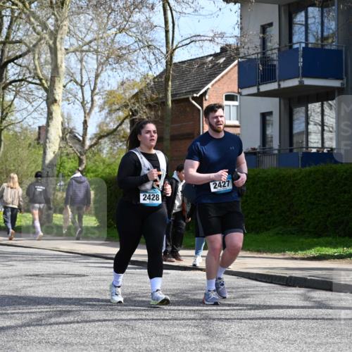 12.04.2026 - 45. Internationalen Wilhelmsburger Insellauf J. Mangold http://msf.ph/oto/9473182 12.04.2026 11:36:21 Ziel 4174, 2653, 2428, 2427 meine-sportfotos.de