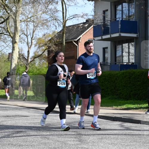 12.04.2026 - 45. Internationalen Wilhelmsburger Insellauf J. Mangold http://msf.ph/oto/9473185 12.04.2026 11:36:22 Ziel 2653, 2428, 2427 meine-sportfotos.de