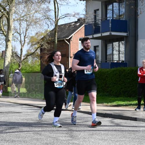 12.04.2026 - 45. Internationalen Wilhelmsburger Insellauf J. Mangold http://msf.ph/oto/9473188 12.04.2026 11:36:22 Ziel 2653, 2428, 2427 meine-sportfotos.de