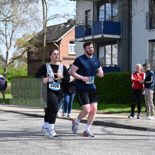 12.04.2026 - 45. Internationalen Wilhelmsburger Insellauf J. Mangold http://msf.ph/oto/9473197 12.04.2026 11:36:22 Ziel 2653, 2428, 2427 meine-sportfotos.de