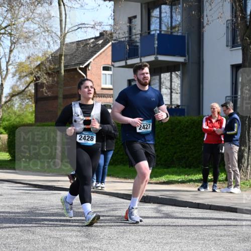12.04.2026 - 45. Internationalen Wilhelmsburger Insellauf J. Mangold http://msf.ph/oto/9473200 12.04.2026 11:36:22 Ziel 2653, 2428, 2427 meine-sportfotos.de