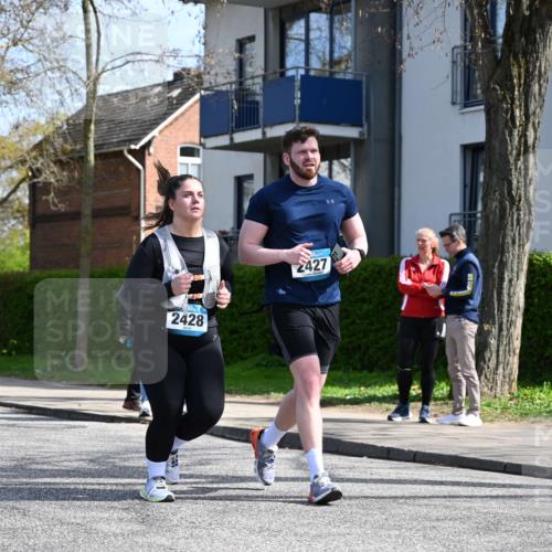 12.04.2026 - 45. Internationalen Wilhelmsburger Insellauf J. Mangold http://msf.ph/oto/9473205 12.04.2026 11:36:22 Ziel 2653, 2428, 2427 meine-sportfotos.de