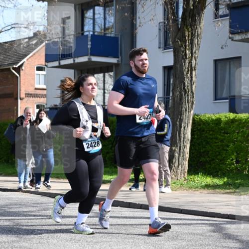 12.04.2026 - 45. Internationalen Wilhelmsburger Insellauf J. Mangold http://msf.ph/oto/9473220 12.04.2026 11:36:22 Ziel 2653, 2428, 2427 meine-sportfotos.de