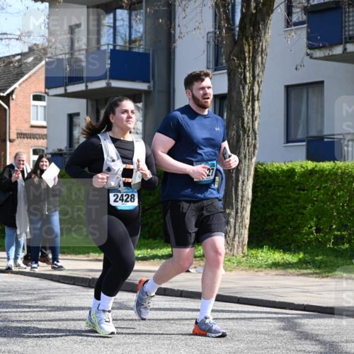 12.04.2026 - 45. Internationalen Wilhelmsburger Insellauf J. Mangold http://msf.ph/oto/9473222 12.04.2026 11:36:22 Ziel 2653, 2428, 2427 meine-sportfotos.de
