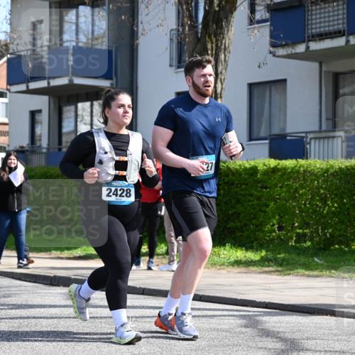 12.04.2026 - 45. Internationalen Wilhelmsburger Insellauf J. Mangold http://msf.ph/oto/9473228 12.04.2026 11:36:23 Ziel 2653, 2428, 2427 meine-sportfotos.de