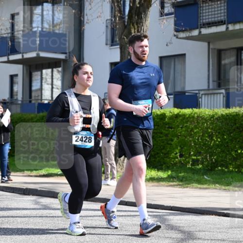 12.04.2026 - 45. Internationalen Wilhelmsburger Insellauf J. Mangold http://msf.ph/oto/9473231 12.04.2026 11:36:23 Ziel 2653, 2428, 2427 meine-sportfotos.de