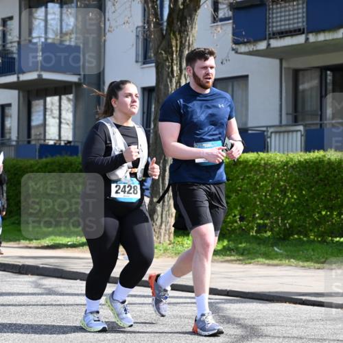 12.04.2026 - 45. Internationalen Wilhelmsburger Insellauf J. Mangold http://msf.ph/oto/9473237 12.04.2026 11:36:23 Ziel 2653, 2428, 2427 meine-sportfotos.de