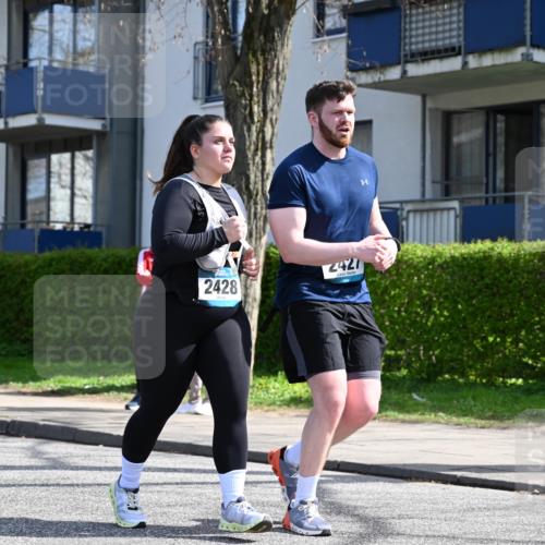 12.04.2026 - 45. Internationalen Wilhelmsburger Insellauf J. Mangold http://msf.ph/oto/9473238 12.04.2026 11:36:23 Ziel 2653, 2428, 2427 meine-sportfotos.de
