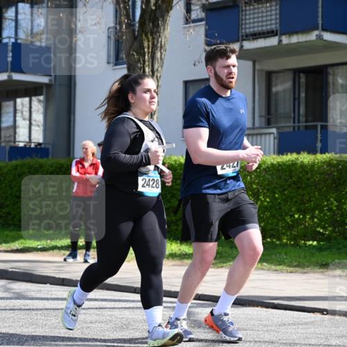 12.04.2026 - 45. Internationalen Wilhelmsburger Insellauf J. Mangold http://msf.ph/oto/9473241 12.04.2026 11:36:23 Ziel 2653, 2428, 2427 meine-sportfotos.de