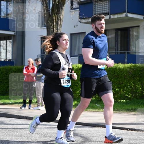 12.04.2026 - 45. Internationalen Wilhelmsburger Insellauf J. Mangold http://msf.ph/oto/9473244 12.04.2026 11:36:23 Ziel 2653, 2428, 2427 meine-sportfotos.de