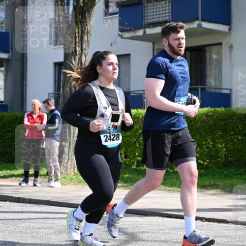 12.04.2026 - 45. Internationalen Wilhelmsburger Insellauf J. Mangold http://msf.ph/oto/9473248 12.04.2026 11:36:23 Ziel 2653, 2428, 2427 meine-sportfotos.de