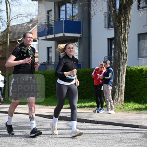 12.04.2026 - 45. Internationalen Wilhelmsburger Insellauf J. Mangold http://msf.ph/oto/9473251 12.04.2026 11:37:09 Ziel 3050, 3051 meine-sportfotos.de