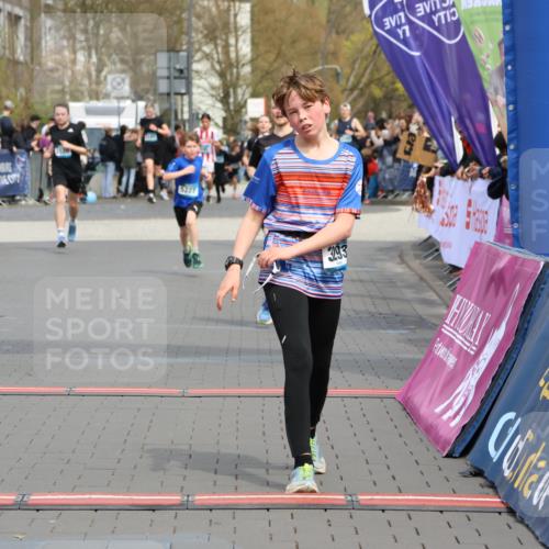 12.04.2026 - 45. Internationalen Wilhelmsburger Insellauf Strokosch-Dieckow http://msf.ph/oto/9473255 12.04.2026 12:54:05 Ziel 3293, 4317, 5227 meine-sportfotos.de