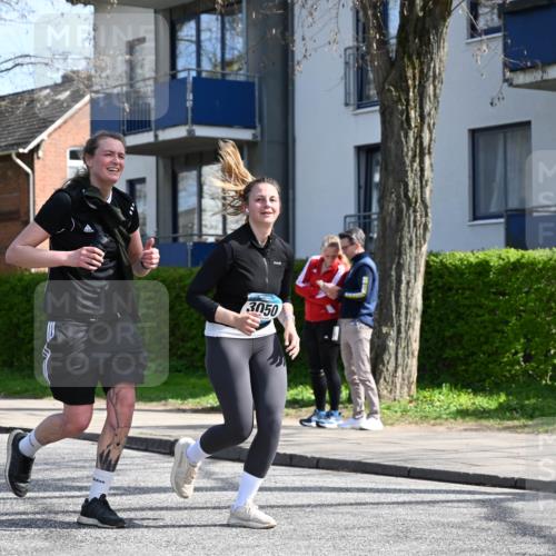 12.04.2026 - 45. Internationalen Wilhelmsburger Insellauf J. Mangold http://msf.ph/oto/9473257 12.04.2026 11:37:10 Ziel 3050, 3051 meine-sportfotos.de