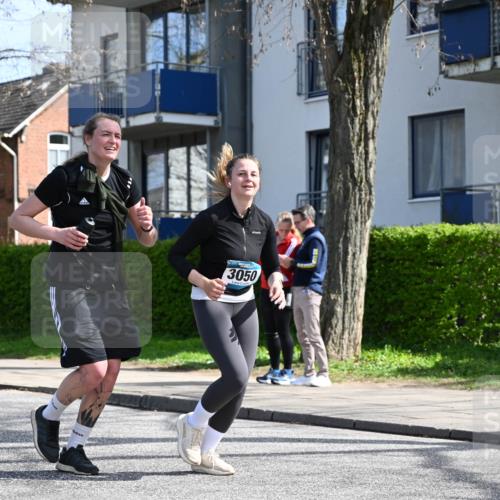 12.04.2026 - 45. Internationalen Wilhelmsburger Insellauf J. Mangold http://msf.ph/oto/9473260 12.04.2026 11:37:10 Ziel 3050, 3051 meine-sportfotos.de