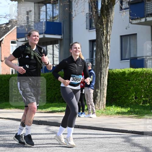 12.04.2026 - 45. Internationalen Wilhelmsburger Insellauf J. Mangold http://msf.ph/oto/9473264 12.04.2026 11:37:10 Ziel 3050, 3051 meine-sportfotos.de