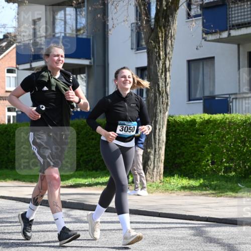 12.04.2026 - 45. Internationalen Wilhelmsburger Insellauf J. Mangold http://msf.ph/oto/9473267 12.04.2026 11:37:10 Ziel 3050, 3051 meine-sportfotos.de