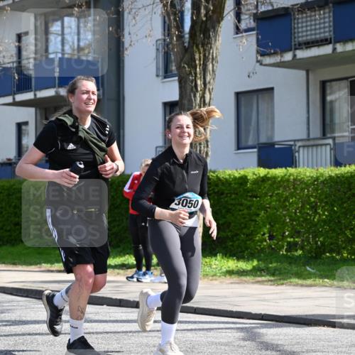 12.04.2026 - 45. Internationalen Wilhelmsburger Insellauf J. Mangold http://msf.ph/oto/9473273 12.04.2026 11:37:10 Ziel 3050, 3051 meine-sportfotos.de