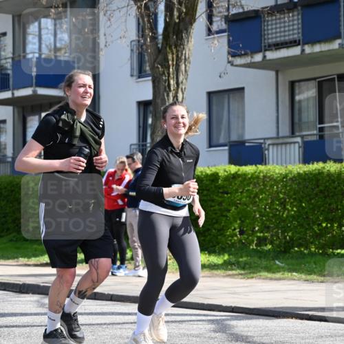 12.04.2026 - 45. Internationalen Wilhelmsburger Insellauf J. Mangold http://msf.ph/oto/9473276 12.04.2026 11:37:10 Ziel 3050, 3051 meine-sportfotos.de