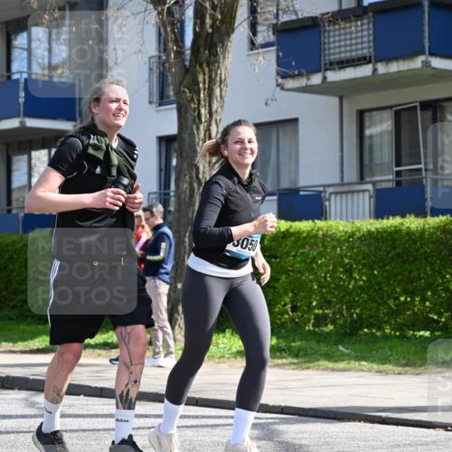 12.04.2026 - 45. Internationalen Wilhelmsburger Insellauf J. Mangold http://msf.ph/oto/9473278 12.04.2026 11:37:10 Ziel 3050, 3051 meine-sportfotos.de