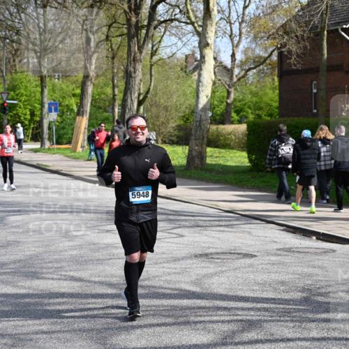 12.04.2026 - 45. Internationalen Wilhelmsburger Insellauf J. Mangold http://msf.ph/oto/9473282 12.04.2026 11:37:52 Ziel 5948, 5655, 5656 meine-sportfotos.de