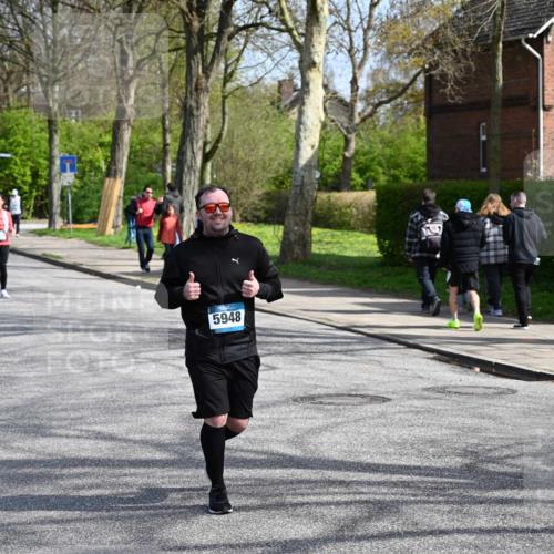 12.04.2026 - 45. Internationalen Wilhelmsburger Insellauf J. Mangold http://msf.ph/oto/9473289 12.04.2026 11:37:52 Ziel 5948, 5655, 5656 meine-sportfotos.de