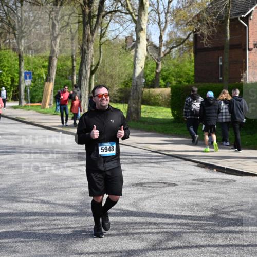 12.04.2026 - 45. Internationalen Wilhelmsburger Insellauf J. Mangold http://msf.ph/oto/9473293 12.04.2026 11:37:53 Ziel 5948, 5655, 5655, 5656 meine-sportfotos.de