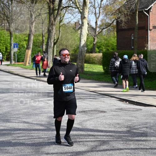 12.04.2026 - 45. Internationalen Wilhelmsburger Insellauf J. Mangold http://msf.ph/oto/9473294 12.04.2026 11:37:53 Ziel 5948, 5655, 5655, 5656 meine-sportfotos.de