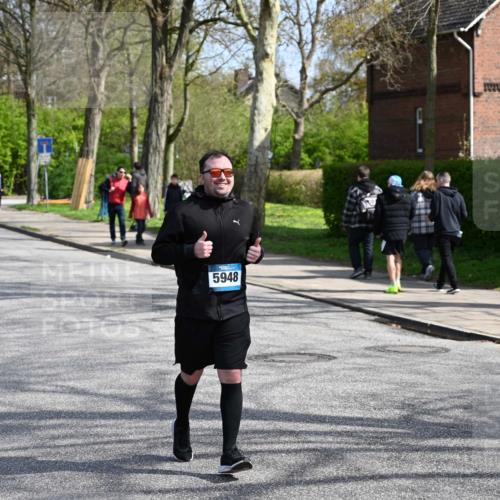 12.04.2026 - 45. Internationalen Wilhelmsburger Insellauf J. Mangold http://msf.ph/oto/9473297 12.04.2026 11:37:53 Ziel 5948, 5655, 5655, 5656 meine-sportfotos.de