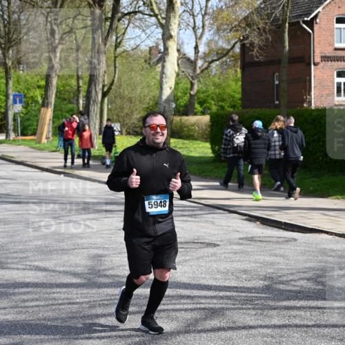 12.04.2026 - 45. Internationalen Wilhelmsburger Insellauf J. Mangold http://msf.ph/oto/9473304 12.04.2026 11:37:53 Ziel 5948, 5655, 5655, 5656 meine-sportfotos.de