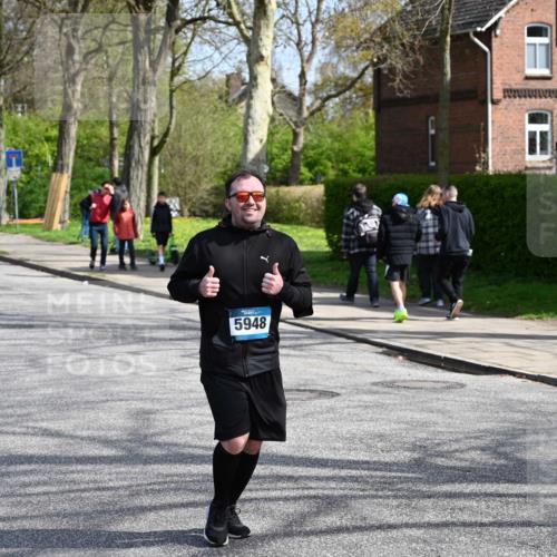 12.04.2026 - 45. Internationalen Wilhelmsburger Insellauf J. Mangold http://msf.ph/oto/9473306 12.04.2026 11:37:53 Ziel 5948, 5655, 5655, 5656 meine-sportfotos.de