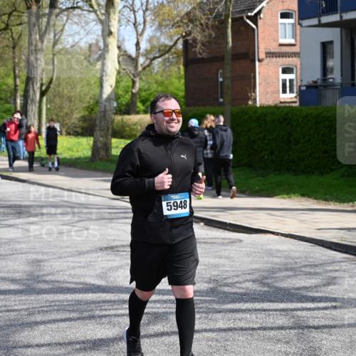 12.04.2026 - 45. Internationalen Wilhelmsburger Insellauf J. Mangold http://msf.ph/oto/9473325 12.04.2026 11:37:53 Ziel 5948, 5655, 5655, 5656 meine-sportfotos.de