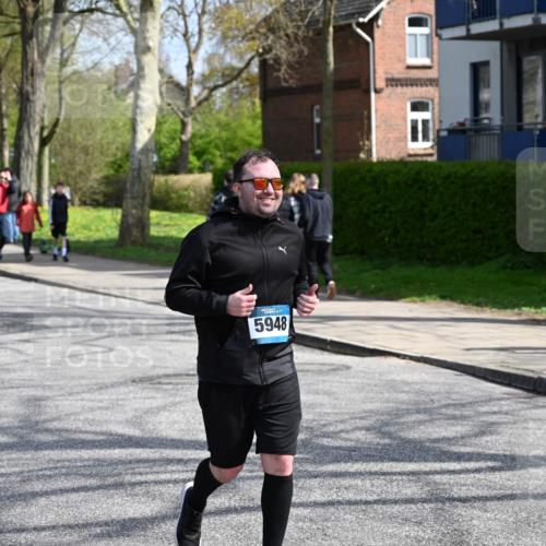 12.04.2026 - 45. Internationalen Wilhelmsburger Insellauf J. Mangold http://msf.ph/oto/9473329 12.04.2026 11:37:54 Ziel 5948, 5655, 5656, 5656 meine-sportfotos.de