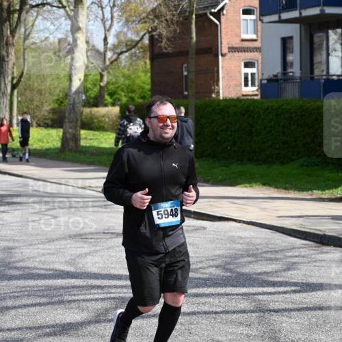 12.04.2026 - 45. Internationalen Wilhelmsburger Insellauf J. Mangold http://msf.ph/oto/9473334 12.04.2026 11:37:54 Ziel 5948, 5655, 5656, 5656 meine-sportfotos.de