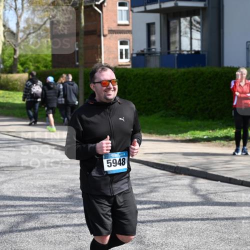 12.04.2026 - 45. Internationalen Wilhelmsburger Insellauf J. Mangold http://msf.ph/oto/9473350 12.04.2026 11:37:54 Ziel 5948, 5655, 5656, 5656 meine-sportfotos.de