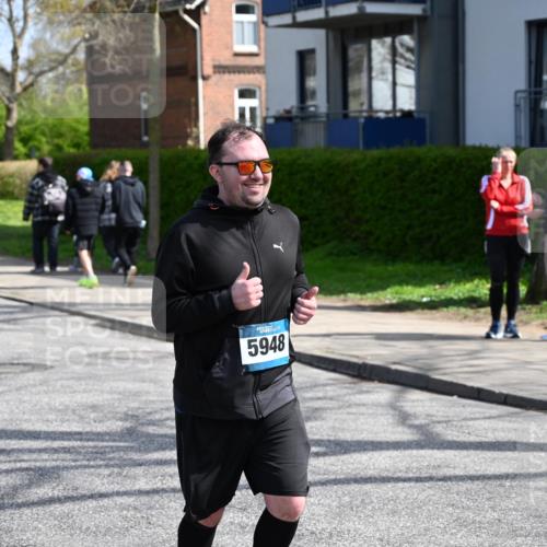 12.04.2026 - 45. Internationalen Wilhelmsburger Insellauf J. Mangold http://msf.ph/oto/9473354 12.04.2026 11:37:54 Ziel 5948, 5655, 5656, 5656 meine-sportfotos.de