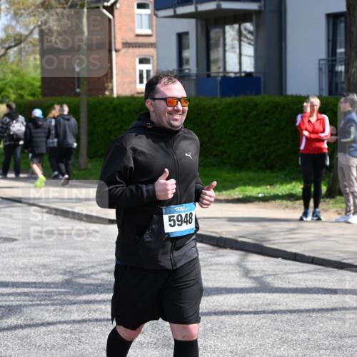 12.04.2026 - 45. Internationalen Wilhelmsburger Insellauf J. Mangold http://msf.ph/oto/9473357 12.04.2026 11:37:54 Ziel 5948, 5655, 5656, 5656 meine-sportfotos.de