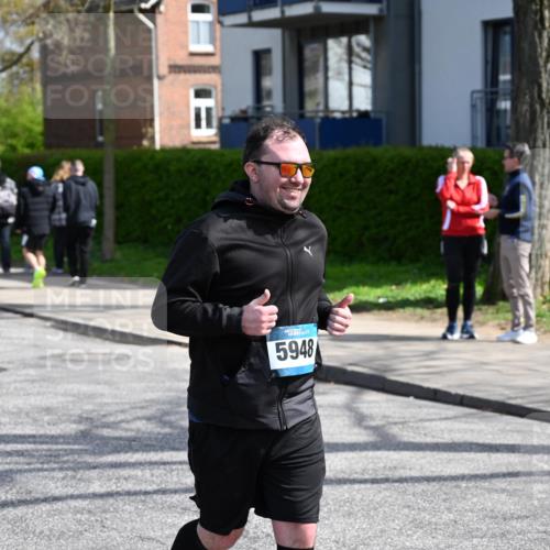 12.04.2026 - 45. Internationalen Wilhelmsburger Insellauf J. Mangold http://msf.ph/oto/9473360 12.04.2026 11:37:54 Ziel 5948, 5655, 5656, 5656 meine-sportfotos.de