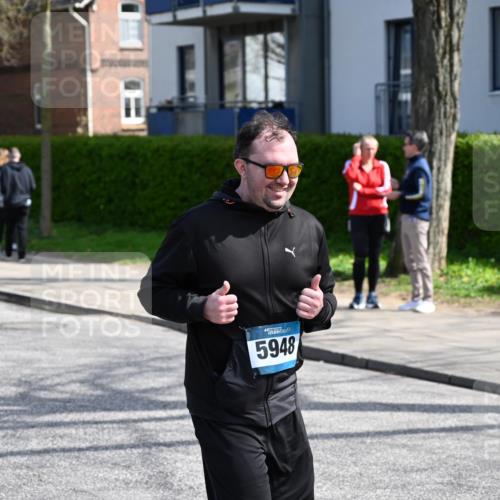 12.04.2026 - 45. Internationalen Wilhelmsburger Insellauf J. Mangold http://msf.ph/oto/9473366 12.04.2026 11:37:54 Ziel 5948, 5655, 5656, 5656 meine-sportfotos.de