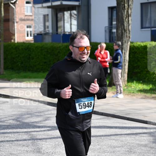 12.04.2026 - 45. Internationalen Wilhelmsburger Insellauf J. Mangold http://msf.ph/oto/9473372 12.04.2026 11:37:55 Ziel 5948, 5948, 5655, 5656 meine-sportfotos.de