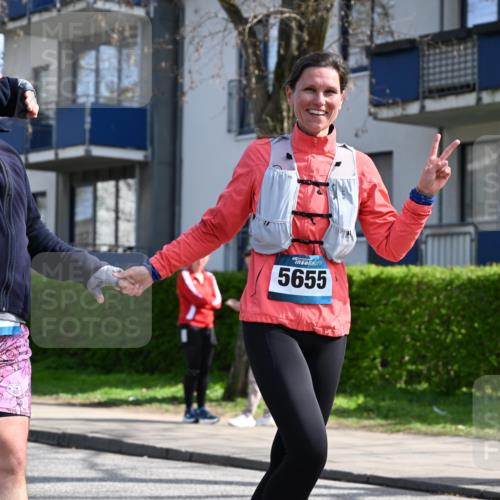 12.04.2026 - 45. Internationalen Wilhelmsburger Insellauf J. Mangold http://msf.ph/oto/9473467 12.04.2026 11:38:03 Ziel 5948, 5655, 5656, 3354 meine-sportfotos.de