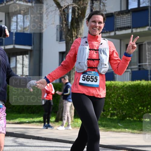 12.04.2026 - 45. Internationalen Wilhelmsburger Insellauf J. Mangold http://msf.ph/oto/9473470 12.04.2026 11:38:04 Ziel 5948, 5655, 5656, 3354, 2955 meine-sportfotos.de