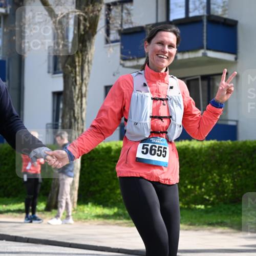 12.04.2026 - 45. Internationalen Wilhelmsburger Insellauf J. Mangold http://msf.ph/oto/9473475 12.04.2026 11:38:04 Ziel 5948, 5655, 5656, 3354, 2955 meine-sportfotos.de