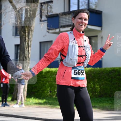12.04.2026 - 45. Internationalen Wilhelmsburger Insellauf J. Mangold http://msf.ph/oto/9473478 12.04.2026 11:38:04 Ziel 5948, 5655, 5656, 3354, 2955 meine-sportfotos.de