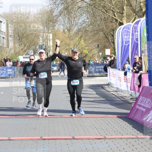 12.04.2026 - 45. Internationalen Wilhelmsburger Insellauf Strokosch-Dieckow http://msf.ph/oto/9473484 12.04.2026 11:30:35 Ziel 2697, 2698, 2476 meine-sportfotos.de