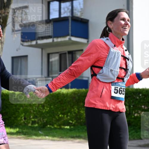 12.04.2026 - 45. Internationalen Wilhelmsburger Insellauf J. Mangold http://msf.ph/oto/9473496 12.04.2026 11:38:04 Ziel 5948, 5655, 5656, 3354, 2955 meine-sportfotos.de