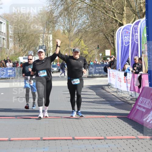 12.04.2026 - 45. Internationalen Wilhelmsburger Insellauf Strokosch-Dieckow http://msf.ph/oto/9473497 12.04.2026 11:30:35 Ziel 2697, 2698, 2476 meine-sportfotos.de