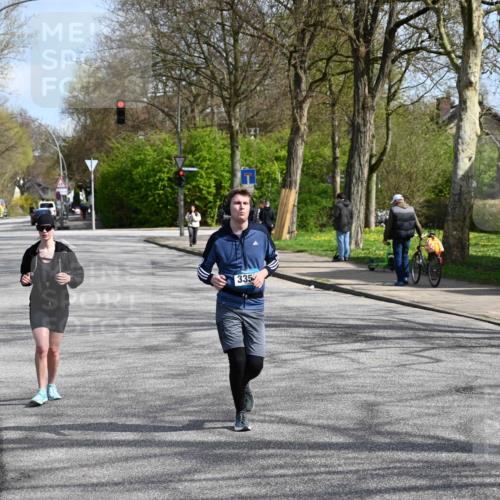 12.04.2026 - 45. Internationalen Wilhelmsburger Insellauf J. Mangold http://msf.ph/oto/9473503 12.04.2026 11:38:26 Ziel 5655, 5656, 3354, 2955 meine-sportfotos.de
